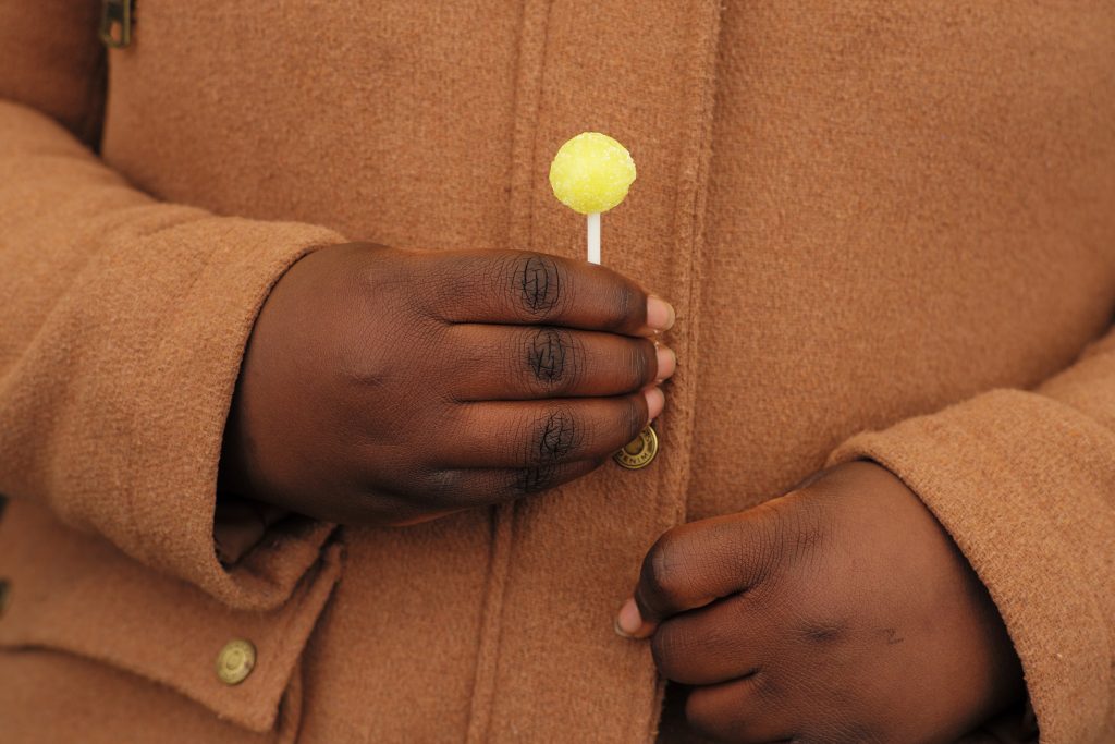 Série Le chêne-pointu,Clichy-Sous-Bois, Mains et sucette, 2021 ©Géraldine Lay courtesy of galerie SIT DOWN