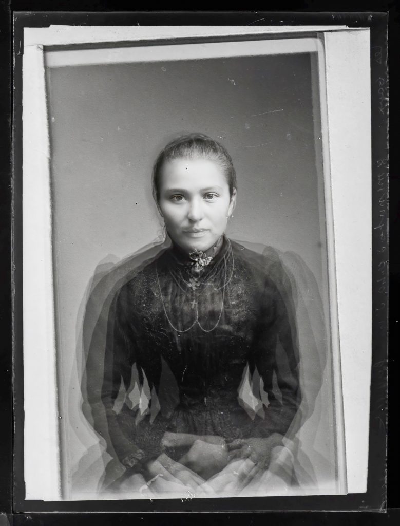 Les femmes d’Auriol, Recomposition d’après les négatifs d’Arthur Batut et traitement par IA © Jean-Gabriel Lopez courtesy galerie SIT DOWN