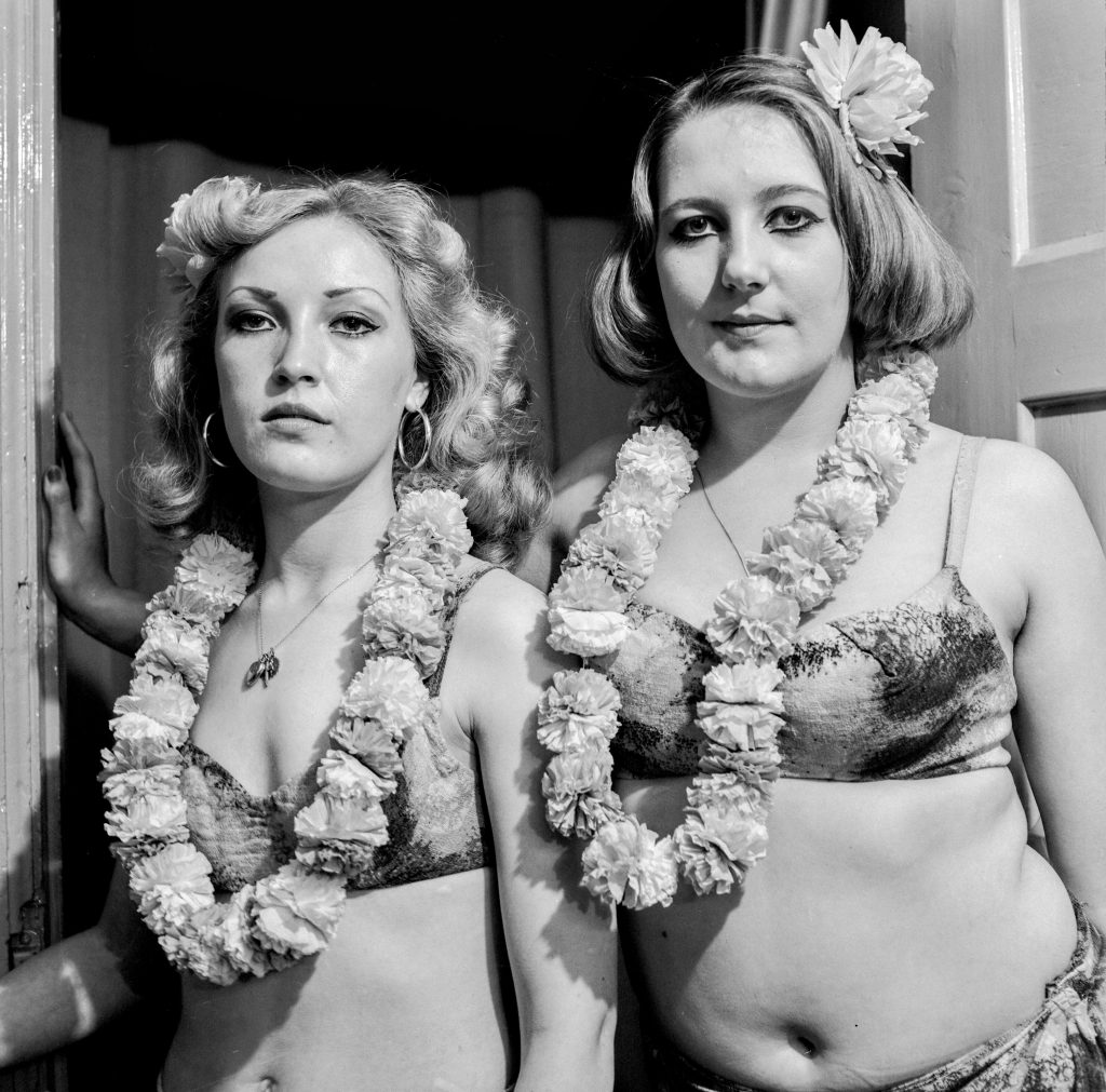 Série Highfields, Hippies and Strippers, Hawaiian style, Highfields, 1975 ©Tom Wood courtesy galerie SIT DOWN